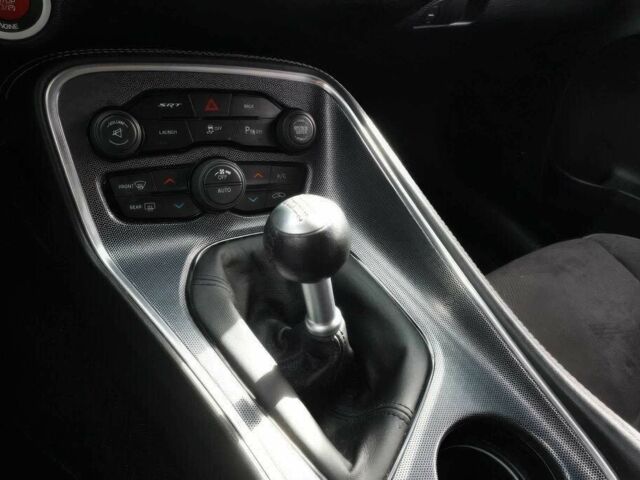 Зеленый Додж Челенджер, объемом двигателя 6.4 л и пробегом 77 тыс. км за 7800 $, фото 11 на Automoto.ua