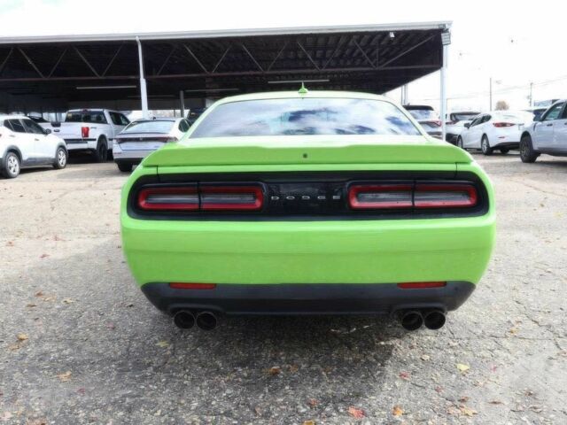 Зеленый Додж Челенджер, объемом двигателя 6.4 л и пробегом 77 тыс. км за 7800 $, фото 4 на Automoto.ua