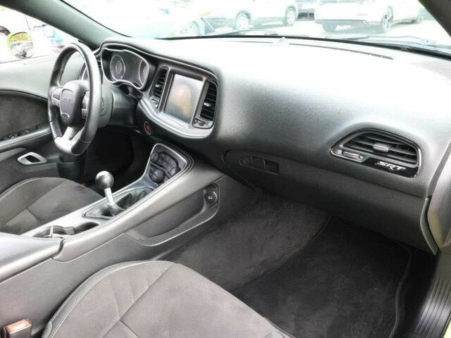 Зеленый Додж Челенджер, объемом двигателя 6.4 л и пробегом 77 тыс. км за 7800 $, фото 7 на Automoto.ua