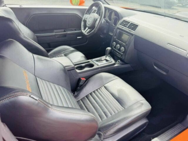 Оранжевый Додж Челенджер, объемом двигателя 5.7 л и пробегом 88 тыс. км за 4100 $, фото 7 на Automoto.ua