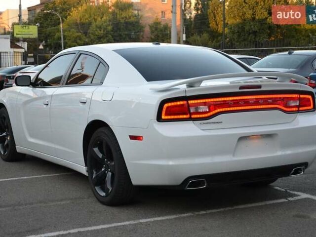 Білий Додж Charger, об'ємом двигуна 3.6 л та пробігом 95 тис. км за 14700 $, фото 11 на Automoto.ua
