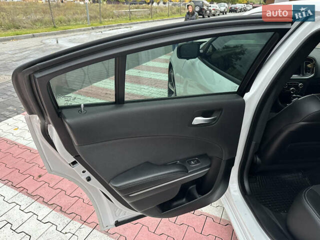 Білий Додж Charger, об'ємом двигуна 3.6 л та пробігом 185 тис. км за 17600 $, фото 28 на Automoto.ua