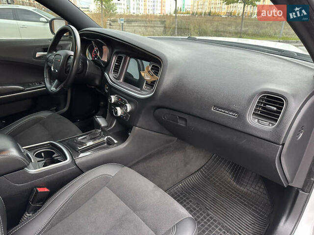 Білий Додж Charger, об'ємом двигуна 3.6 л та пробігом 185 тис. км за 17600 $, фото 35 на Automoto.ua