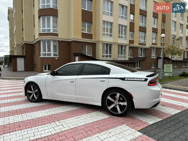 Белый Додж Чарджер, объемом двигателя 3.6 л и пробегом 185 тыс. км за 15999 $, фото 3 на Automoto.ua