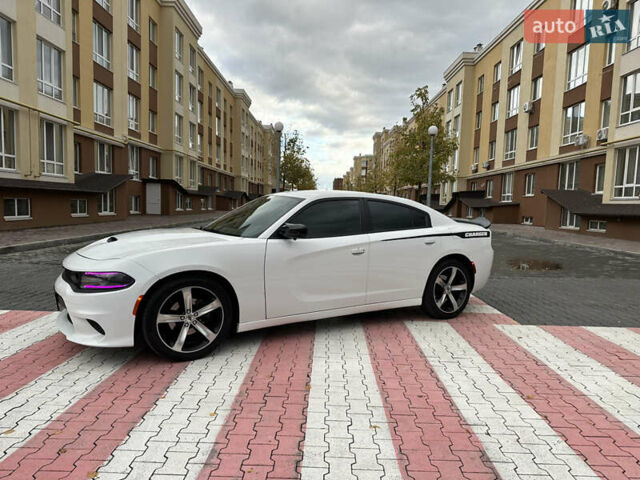 Белый Додж Чарджер, объемом двигателя 3.6 л и пробегом 185 тыс. км за 15999 $, фото 1 на Automoto.ua