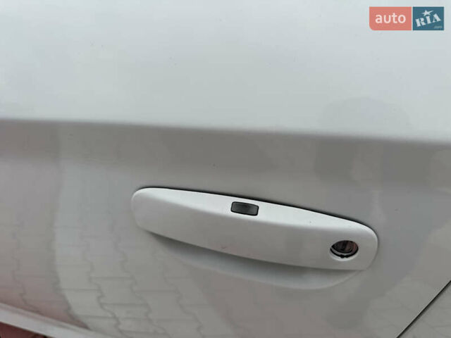 Белый Додж Чарджер, объемом двигателя 3.6 л и пробегом 185 тыс. км за 15999 $, фото 19 на Automoto.ua
