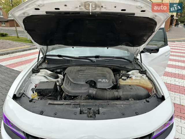 Белый Додж Чарджер, объемом двигателя 3.6 л и пробегом 185 тыс. км за 16800 $, фото 35 на Automoto.ua