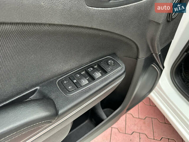 Білий Додж Charger, об'ємом двигуна 3.6 л та пробігом 185 тис. км за 17600 $, фото 24 на Automoto.ua