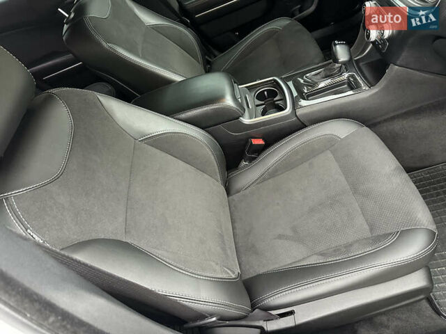 Белый Додж Чарджер, объемом двигателя 3.6 л и пробегом 185 тыс. км за 16800 $, фото 33 на Automoto.ua