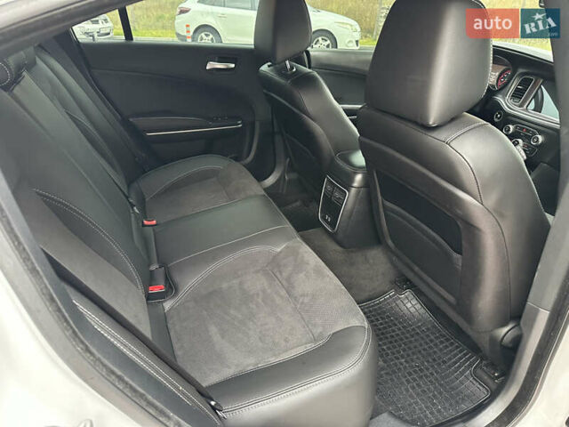 Білий Додж Charger, об'ємом двигуна 3.6 л та пробігом 185 тис. км за 17600 $, фото 31 на Automoto.ua