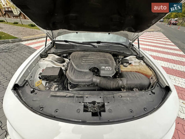 Белый Додж Чарджер, объемом двигателя 3.6 л и пробегом 185 тыс. км за 16800 $, фото 37 на Automoto.ua