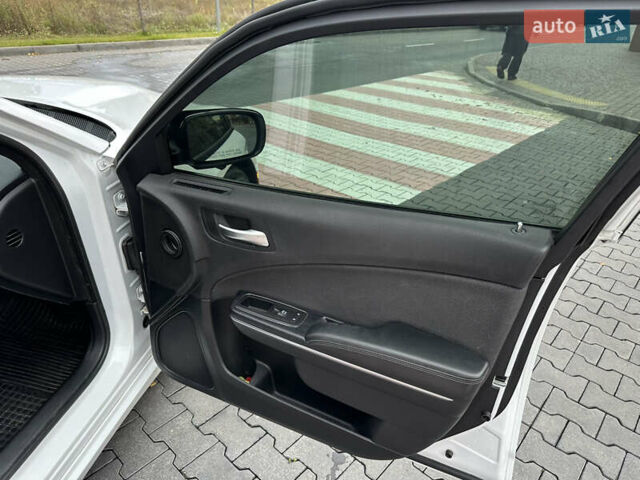 Білий Додж Charger, об'ємом двигуна 3.6 л та пробігом 185 тис. км за 17600 $, фото 32 на Automoto.ua