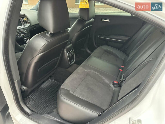 Белый Додж Чарджер, объемом двигателя 3.6 л и пробегом 185 тыс. км за 16800 $, фото 28 на Automoto.ua