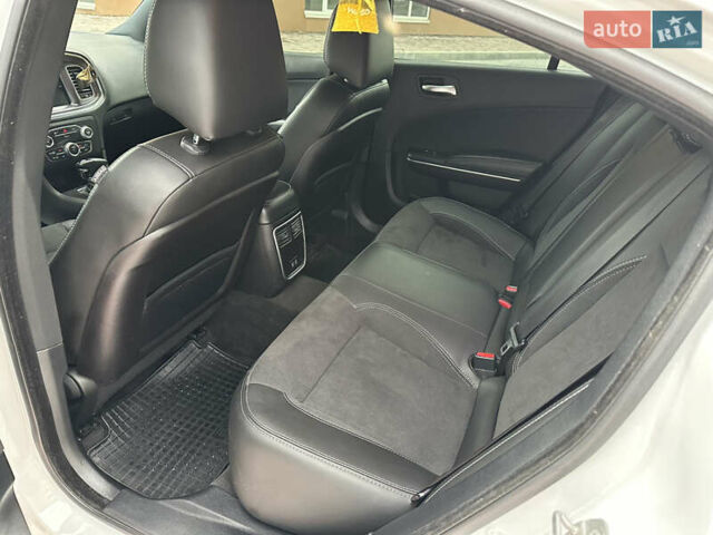 Белый Додж Чарджер, объемом двигателя 3.6 л и пробегом 185 тыс. км за 17400 $, фото 26 на Automoto.ua