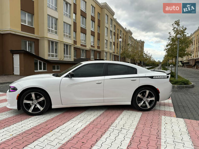 Белый Додж Чарджер, объемом двигателя 3.6 л и пробегом 185 тыс. км за 15999 $, фото 2 на Automoto.ua