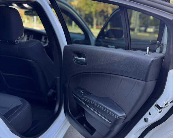 Білий Додж Charger, об'ємом двигуна 3.6 л та пробігом 126 тис. км за 20400 $, фото 29 на Automoto.ua