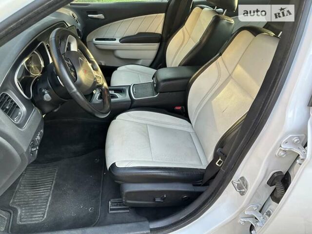 Белый Додж Чарджер, объемом двигателя 3.6 л и пробегом 95 тыс. км за 23000 $, фото 13 на Automoto.ua