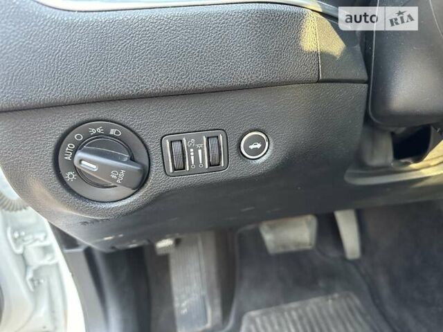 Белый Додж Чарджер, объемом двигателя 3.6 л и пробегом 95 тыс. км за 23000 $, фото 18 на Automoto.ua