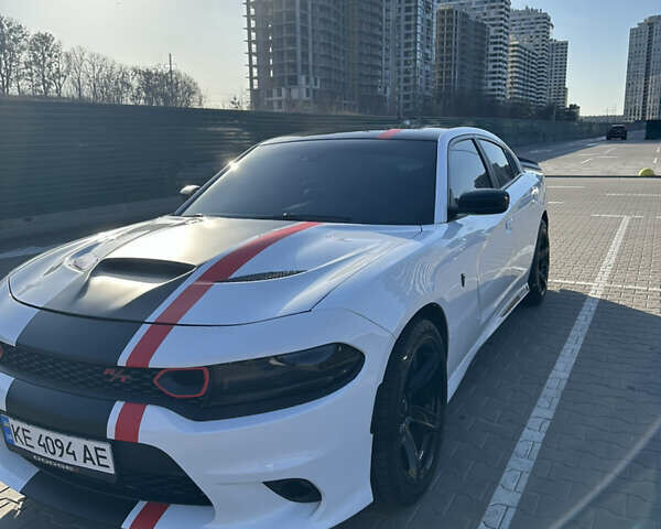 Білий Додж Charger, об'ємом двигуна 5.65 л та пробігом 140 тис. км за 25999 $, фото 8 на Automoto.ua