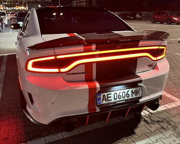 Білий Додж Charger, об'ємом двигуна 5.65 л та пробігом 140 тис. км за 25999 $, фото 3 на Automoto.ua