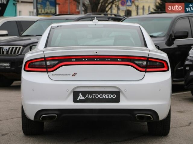 Белый Додж Чарджер, объемом двигателя 3.6 л и пробегом 100 тыс. км за 20500 $, фото 5 на Automoto.ua