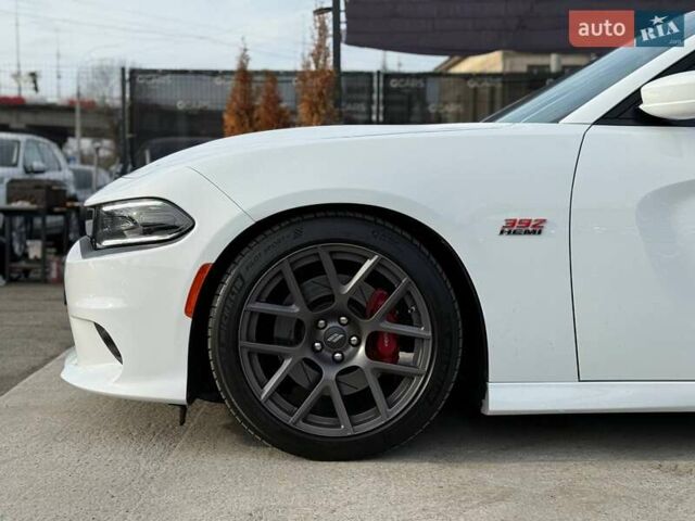 Белый Додж Чарджер, объемом двигателя 6.4 л и пробегом 83 тыс. км за 30900 $, фото 8 на Automoto.ua