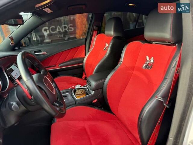 Белый Додж Чарджер, объемом двигателя 6.4 л и пробегом 83 тыс. км за 30900 $, фото 16 на Automoto.ua