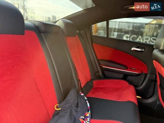 Белый Додж Чарджер, объемом двигателя 6.4 л и пробегом 83 тыс. км за 30900 $, фото 33 на Automoto.ua