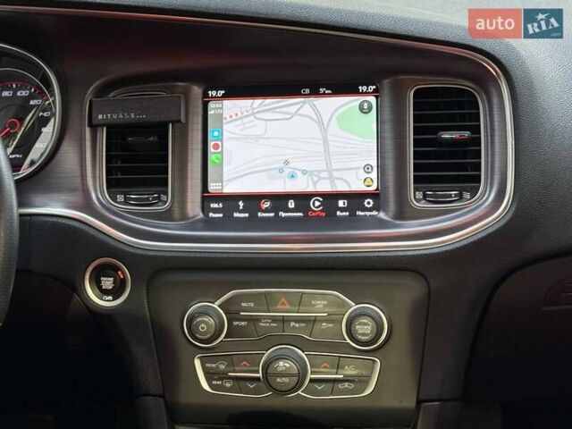 Белый Додж Чарджер, объемом двигателя 6.4 л и пробегом 83 тыс. км за 30900 $, фото 30 на Automoto.ua