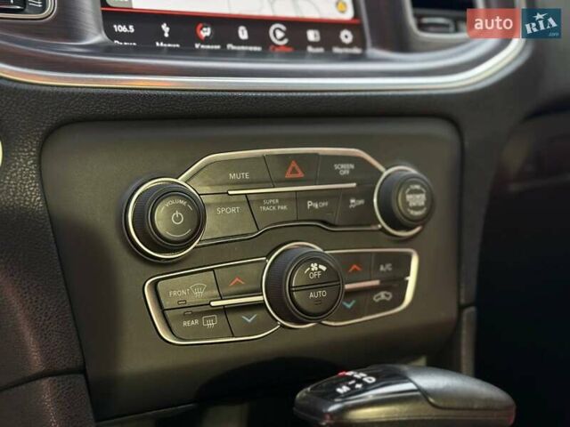 Белый Додж Чарджер, объемом двигателя 6.4 л и пробегом 83 тыс. км за 30900 $, фото 27 на Automoto.ua