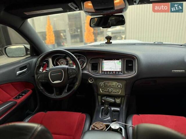 Белый Додж Чарджер, объемом двигателя 6.4 л и пробегом 83 тыс. км за 30900 $, фото 31 на Automoto.ua