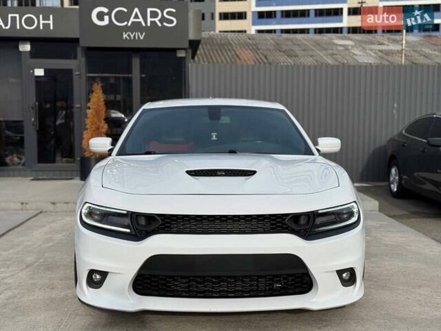 Белый Додж Чарджер, объемом двигателя 6.4 л и пробегом 83 тыс. км за 30900 $, фото 1 на Automoto.ua