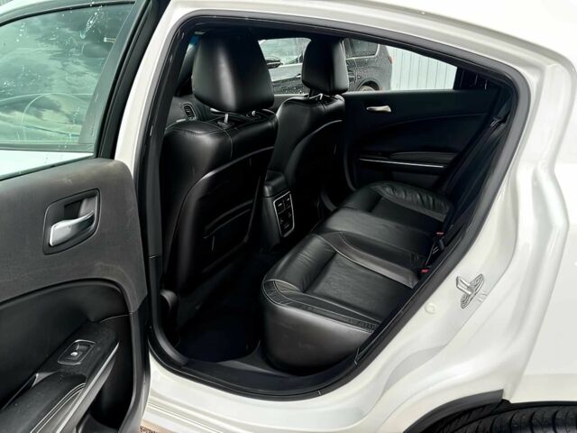 Белый Додж Чарджер, объемом двигателя 3.6 л и пробегом 35 тыс. км за 14000 $, фото 13 на Automoto.ua