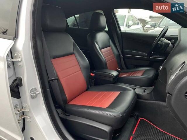 Белый Додж Чарджер, объемом двигателя 3.6 л и пробегом 29 тыс. км за 21490 $, фото 24 на Automoto.ua