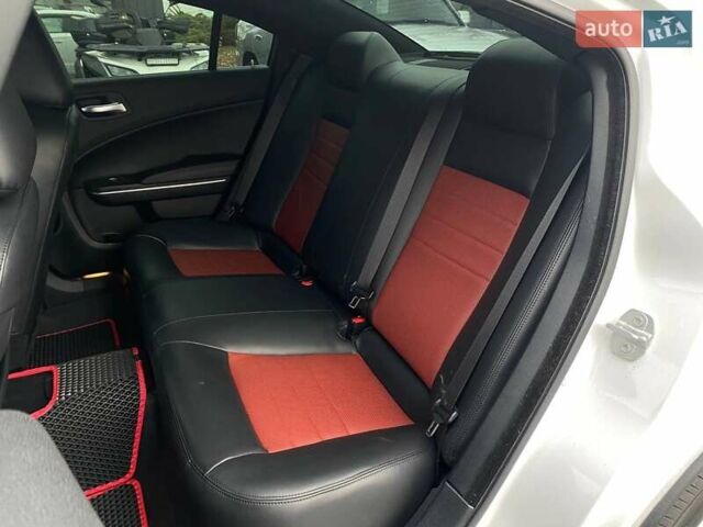 Белый Додж Чарджер, объемом двигателя 3.6 л и пробегом 29 тыс. км за 21490 $, фото 27 на Automoto.ua