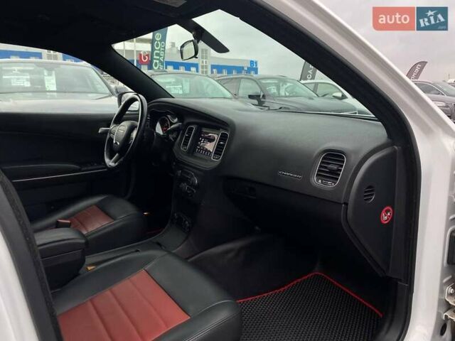 Белый Додж Чарджер, объемом двигателя 3.6 л и пробегом 29 тыс. км за 21490 $, фото 22 на Automoto.ua