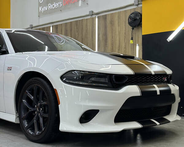 Белый Додж Чарджер, объемом двигателя 5.7 л и пробегом 80 тыс. км за 32500 $, фото 16 на Automoto.ua