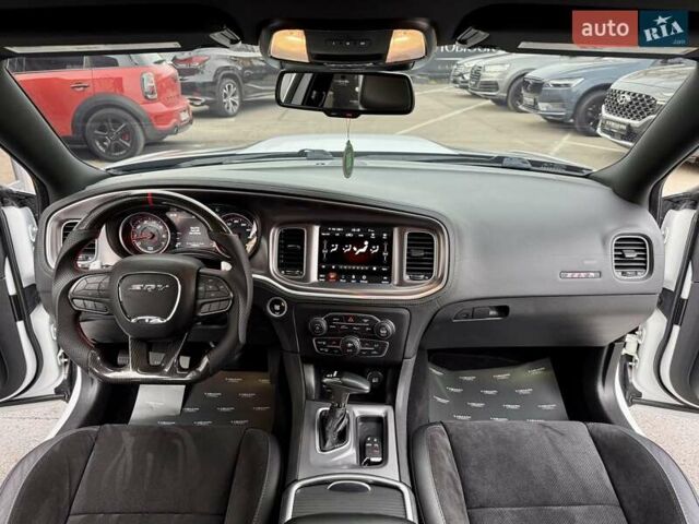 Белый Додж Чарджер, объемом двигателя 5.65 л и пробегом 71 тыс. км за 29900 $, фото 40 на Automoto.ua