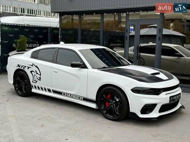 Белый Додж Чарджер, объемом двигателя 5.65 л и пробегом 71 тыс. км за 29900 $, фото 4 на Automoto.ua
