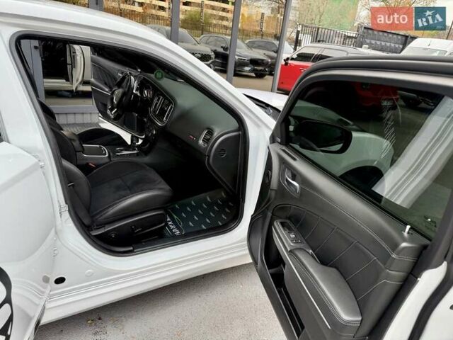 Белый Додж Чарджер, объемом двигателя 5.65 л и пробегом 71 тыс. км за 29900 $, фото 43 на Automoto.ua