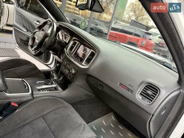 Белый Додж Чарджер, объемом двигателя 5.65 л и пробегом 71 тыс. км за 29900 $, фото 46 на Automoto.ua