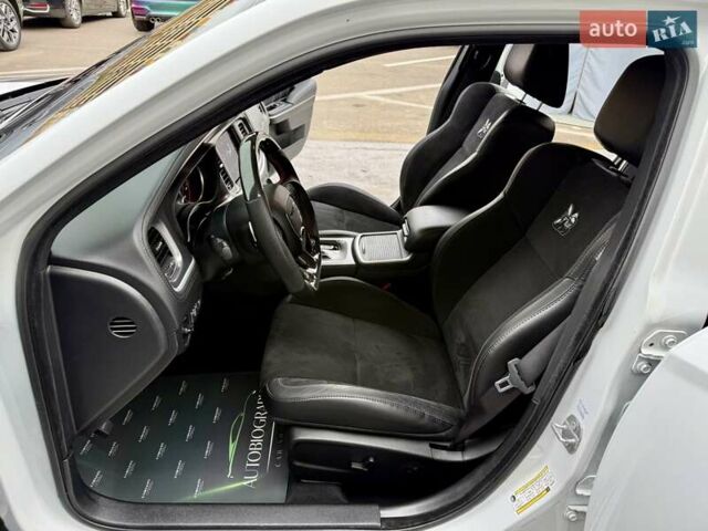 Белый Додж Чарджер, объемом двигателя 5.65 л и пробегом 71 тыс. км за 29900 $, фото 29 на Automoto.ua