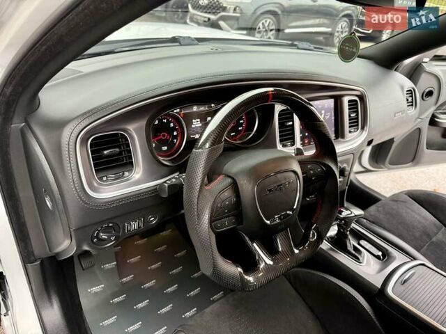 Белый Додж Чарджер, объемом двигателя 5.65 л и пробегом 71 тыс. км за 29900 $, фото 35 на Automoto.ua