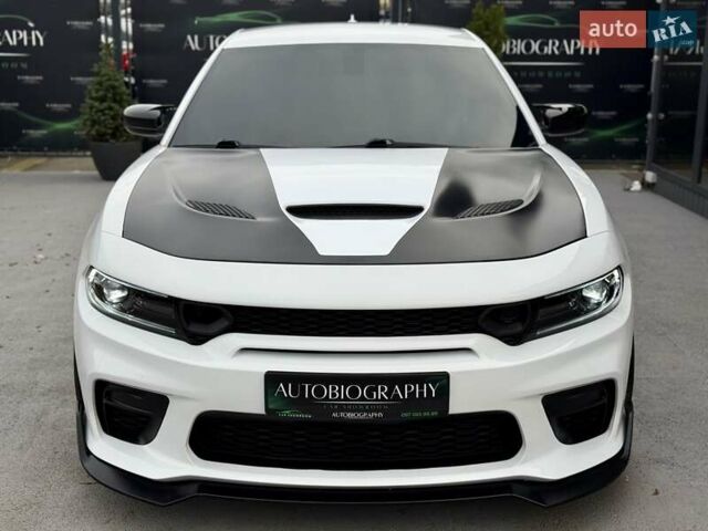 Белый Додж Чарджер, объемом двигателя 5.65 л и пробегом 71 тыс. км за 29900 $, фото 1 на Automoto.ua