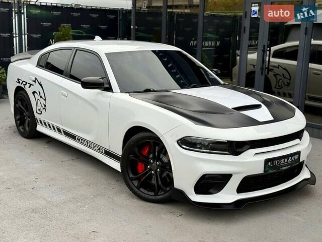 Белый Додж Чарджер, объемом двигателя 5.65 л и пробегом 71 тыс. км за 29900 $, фото 16 на Automoto.ua