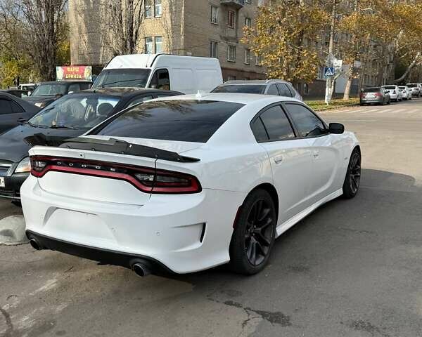 Белый Додж Чарджер, объемом двигателя 6.4 л и пробегом 61 тыс. км за 42000 $, фото 2 на Automoto.ua
