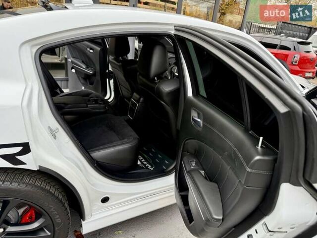 Белый Додж Чарджер, объемом двигателя 5.65 л и пробегом 71 тыс. км за 29900 $, фото 42 на Automoto.ua