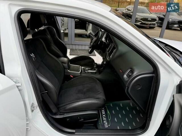 Белый Додж Чарджер, объемом двигателя 5.65 л и пробегом 71 тыс. км за 29900 $, фото 44 на Automoto.ua