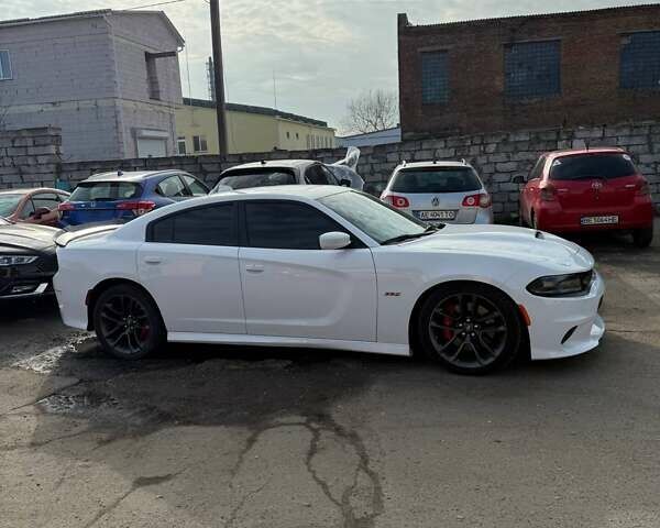 Белый Додж Чарджер, объемом двигателя 6.4 л и пробегом 61 тыс. км за 42000 $, фото 1 на Automoto.ua