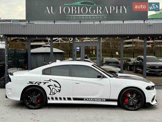 Белый Додж Чарджер, объемом двигателя 5.65 л и пробегом 71 тыс. км за 29900 $, фото 6 на Automoto.ua